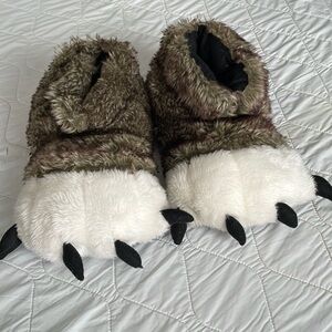 Wolf slippers (men 4-7, women 5-8)